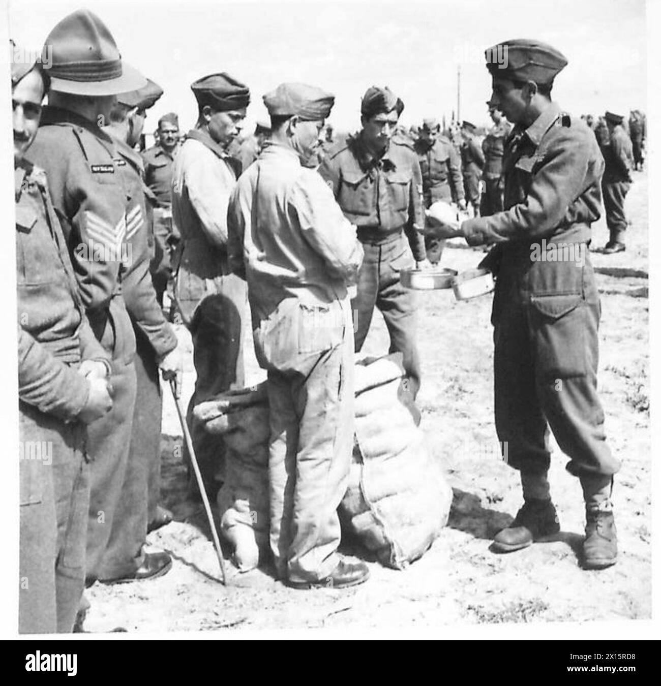 Une ARMÉE GRECQUE EN FORMATION - il y a une orange pour chaque homme, l'armée britannique Banque D'Images