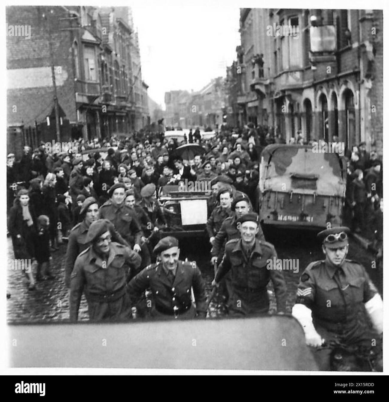 Un soldat anglais a épousé une belge à Aarschot, la mariée et le marié étant transportés dans les rues par une Jeep menée par des pionniers et des véhicules CMP. Banque D'Images