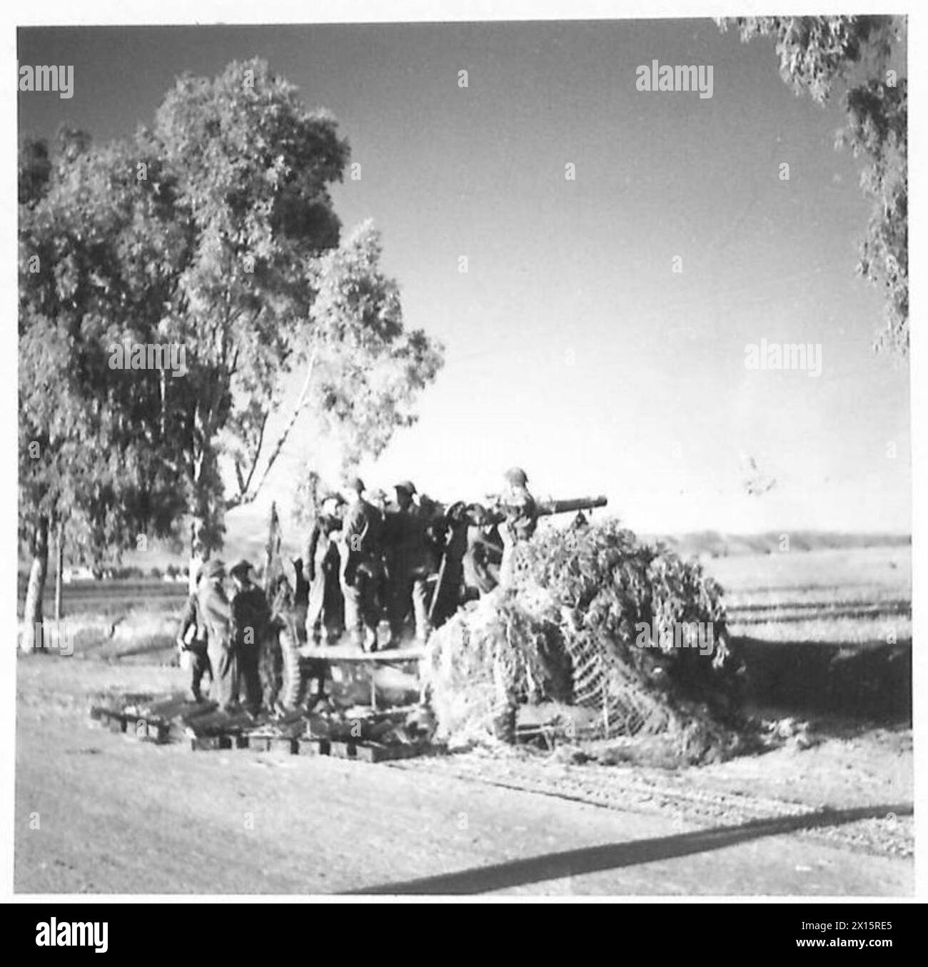 LA CAMPAGNE DE TUNISIE, NOVEMBRE 1942-MAI 1943 - Un canon antiaérien britannique de 3 pouces est rapidement converti et utilisé comme canon de campagne par ses artilleurs près de Medjez el Bab, le 17 décembre 1942. Lorsque les Allemands évacuèrent la ville de Medjez el Bab, ils démolirent le centre du pont sur la rivière et créèrent également un gué à une centaine de mètres en amont. Les Royal Engineers réparèrent rapidement le pont et se mirent au travail en remplissant le gué cratérisé afin que la circulation puisse être détournée au-dessus de celui-ci si le pont subissait d'autres dommages. Des attaques répétées ont été faites par les bombardiers en piqué ennemis et des tirs d'artillerie à dest Banque D'Images