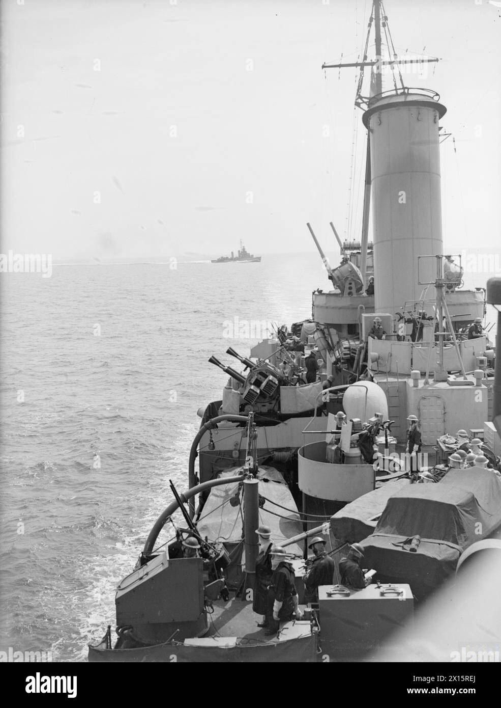 Le 12 mai 1944, le HMS Dido avec des escortes de destroyers américains fournit des tirs harcelants sur la voie Appienne à Terracina et contre l'artillerie ennemie opposant la 5e armée à Gaeta. Négatif photographique de l'opération méditerranéenne. Banque D'Images