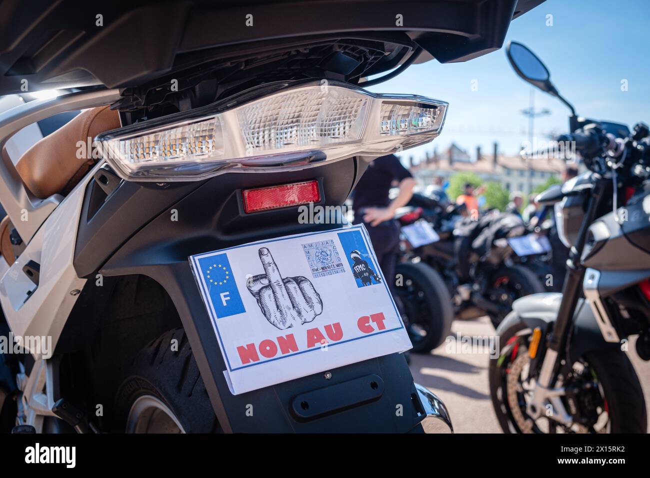 Manifestation de motocyclistes en colère contre le contrôle technique. Banque D'Images