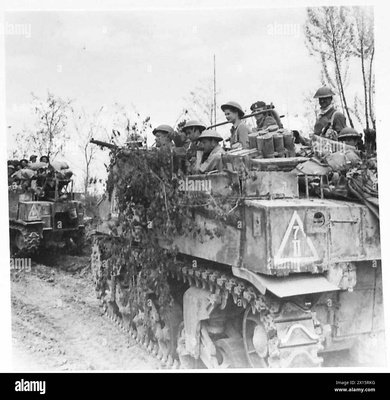 La 8e armée utilise des véhicules blindés kangourou pour transporter l'infanterie au combat près du village de Conselice lors des opérations militaires de l'armée britannique. Banque D'Images