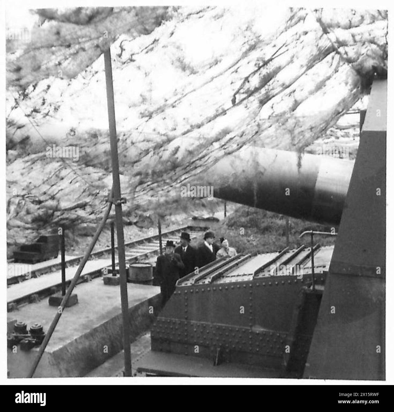 Les délégués parlementaires sud-africains inspectent les canons traversant la Manche, illustrant l'observation militaire internationale et la supervision de l'artillerie. Banque D'Images