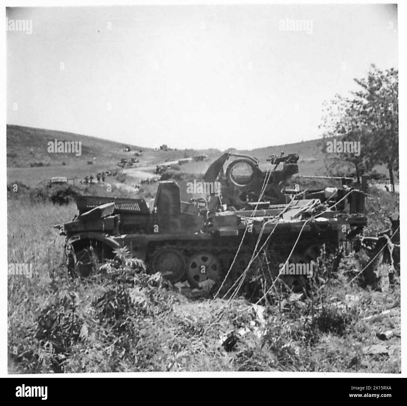 CINQUIÈME ARMÉE : DIVERS - véhicule semi-piste allemand monté sur deux canons A.A., avec plus de transport détruit dans l'arrière-plan de l'armée britannique Banque D'Images