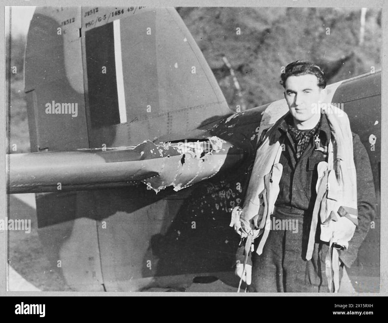 TAUNTON A.T.C. BOY OBTIENT SON PREMIER F.W. - le sergent de vol Ronald Crouch de Bridgwater, Somerset, un ancien membre du 41st Taunton Squadron de l'A.T.C. a eu son premier succès sur le nord de la France récemment, quand il a abattu un Fw.190 et gravement endommagé un autre avion. Il vole avec un escadron de crack Typhon, qui a abattu neuf Fw.190 lors d'un récent balayage dans la région parisienne. Un de ces avions est tombé sur les canons du sergent Crouch. Photo (publiée en 1944) montre - le sergent de vol Ronald Crouch qui a abattu un Fw.190 récemment, à côté de son avion endommagé quand il est retourné à sa base Royal Banque D'Images