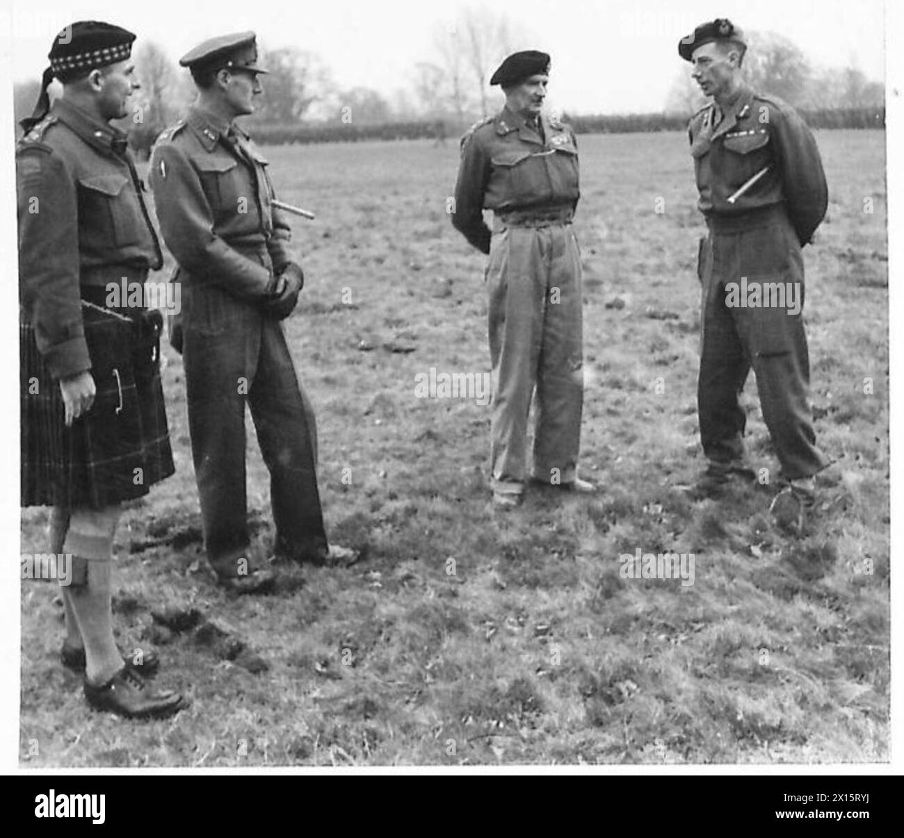 GÉNÉRAL MONTGOMERYS VISITE DU 21e GROUPE D'ARMÉES - de gauche à droite - Brigadier H. Murray, DSO., Lieutenant général Crocker, C-en-C Major général Bullen-Smith Armée britannique Banque D'Images