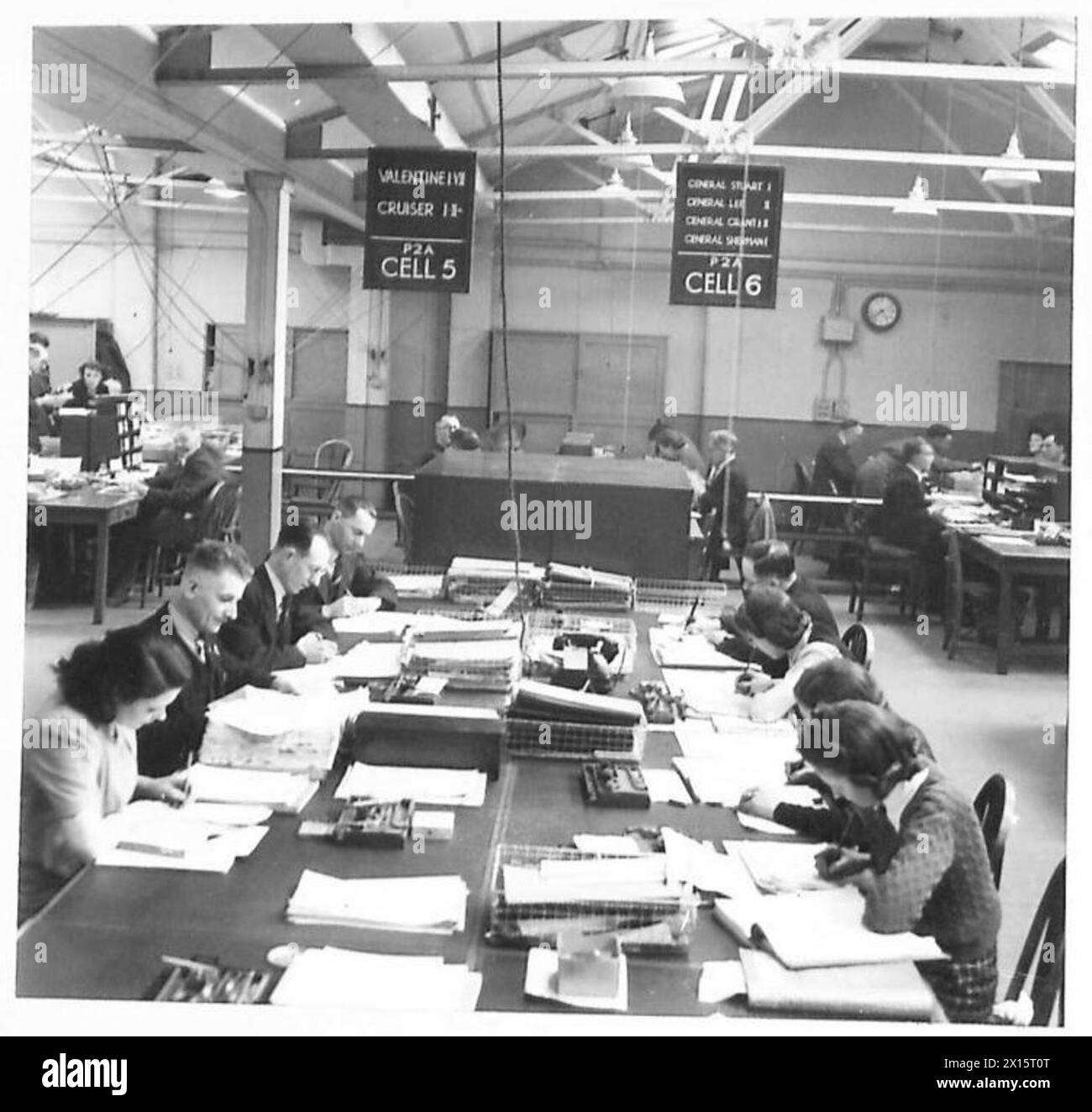 Le personnel du bureau gère les stocks entrants de matériel et de pièces de rechange loués aux États-Unis, en veillant à ce que des fournitures suffisantes soient maintenues pour les opérations de l'armée britannique. Banque D'Images