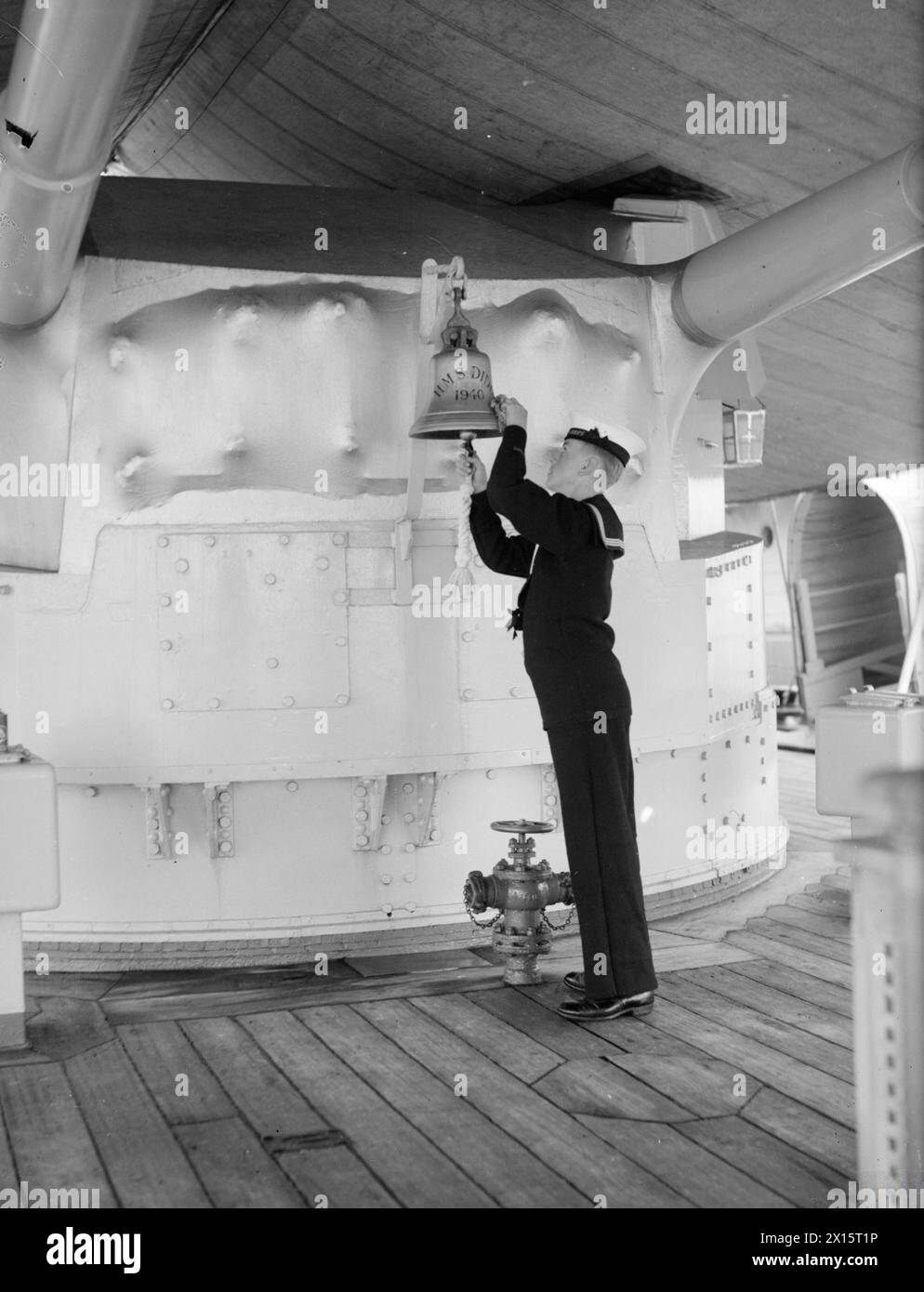 Les Cadets de la mer de toute la Grande-Bretagne subissent une semaine de formation à bord du HMS Dido à Portsmouth, apprenant le métier de marin. Le cadet P. Hepworth d'Ilford polit la cloche du navire dans le cadre de l'instruction. Banque D'Images