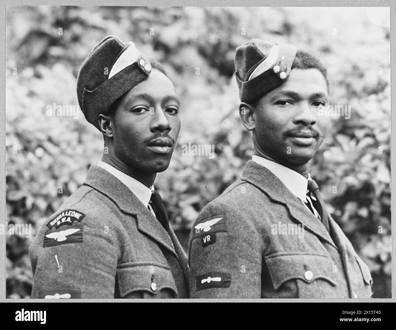 Parmi les quatre premiers hommes de Sierra Leone acceptés pour des missions de vol dans la RAFVR, le lac R.E. Ben Davies et le lac N.M.T. Johnson commencent à s'entraîner en tant qu'équipages en Grande-Bretagne. Banque D'Images