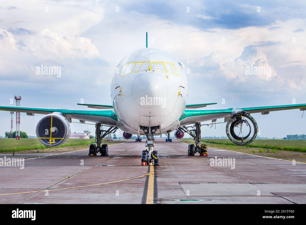 Avions en conserve entreposés. Entreposage d'un aéronef pour réparations. Parking sur la piste de l'aéroport. Tablier de plate-forme. Banque D'Images