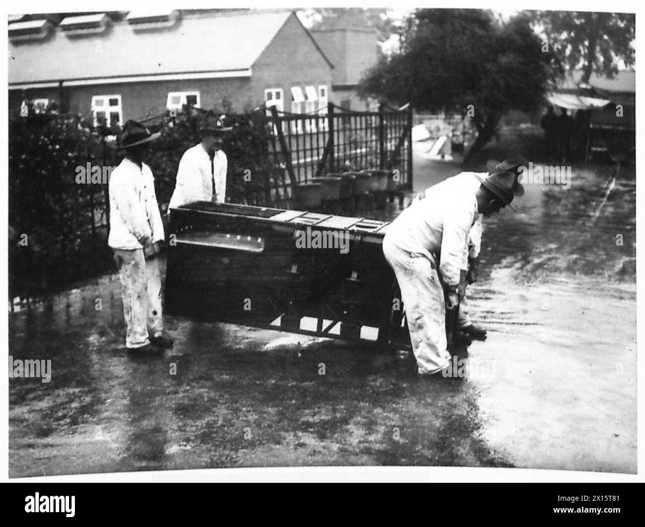 Des soldats néo-zélandais à l'Army School of Cookery démontrent la portabilité d'un nouveau poêle de campagne. Banque D'Images