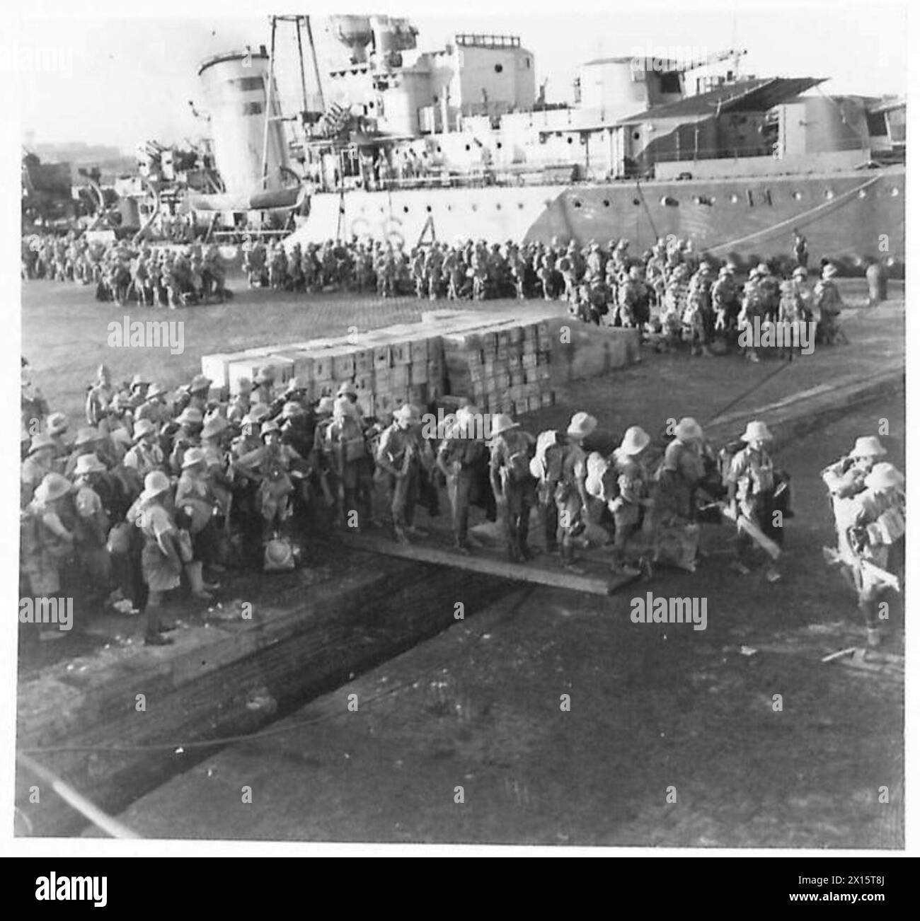 Les soldats de la Brigade indépendante polonaise des Carpates embarquent à bord d'un destroyer de la Royal Navy à Alexandrie avant d'être déployés à Tobrouk en août 1941 ; le HMS Kingston est visible à l'arrière-plan. Banque D'Images