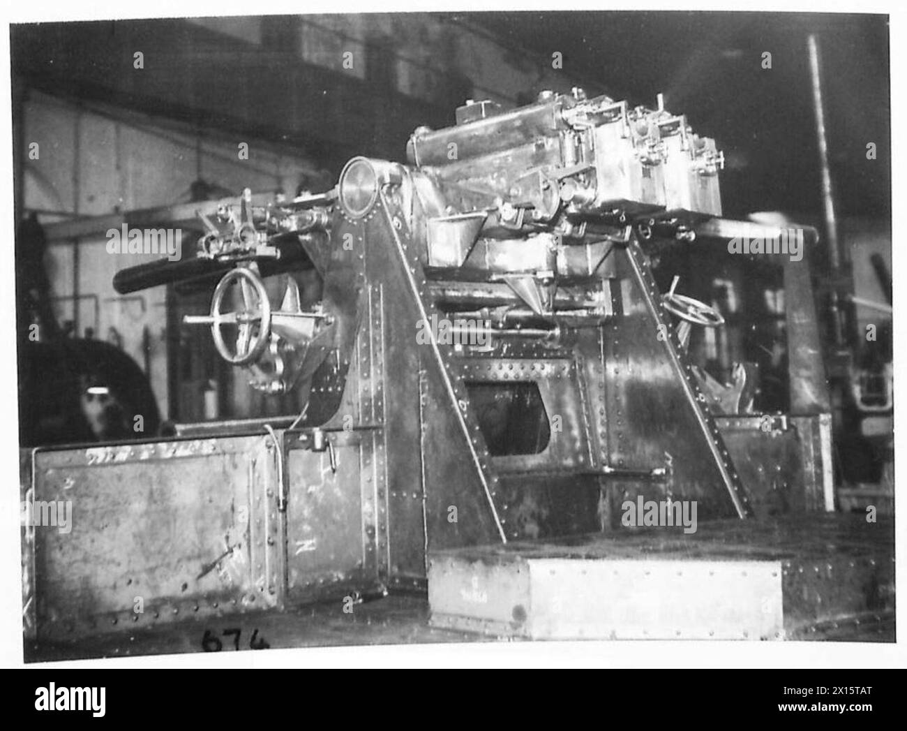 Un canon double de 6 livres est exposé et entretenu à Woolwich Arsenal pour les opérations de l'armée britannique. Banque D'Images