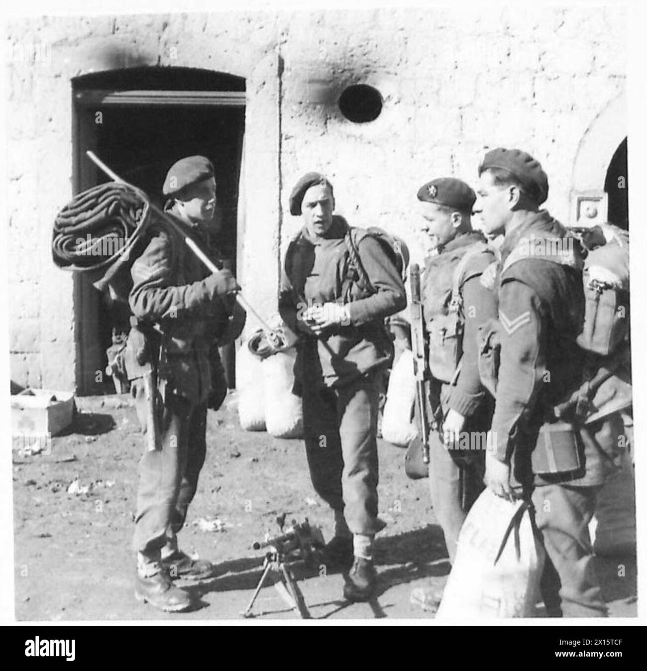 Défilé des Commandos belges de la Cinquième armée après le retour des opérations dans les montagnes, sous le commandement de l'armée britannique en Italie. Banque D'Images