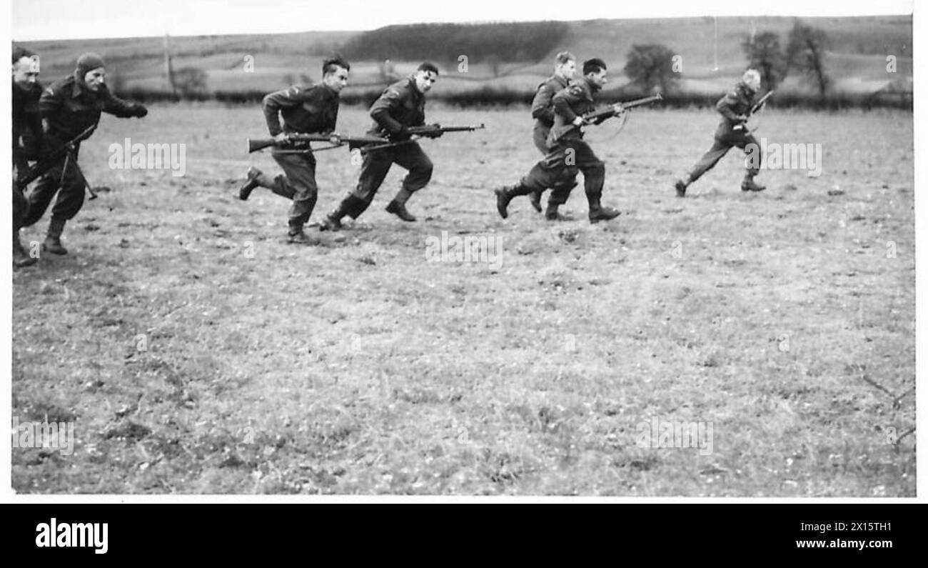 Les parachutistes récupèrent des armes dans un conteneur d'équipement spécial et exécutent une attaque sur un aérodrome. Banque D'Images