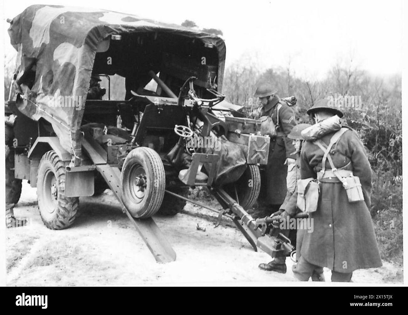 Des hommes d'un régiment antichars britannique sont montrés déchargeant des canons d'un transporteur pendant des exercices d'entraînement pour des opérations offensives. Banque D'Images