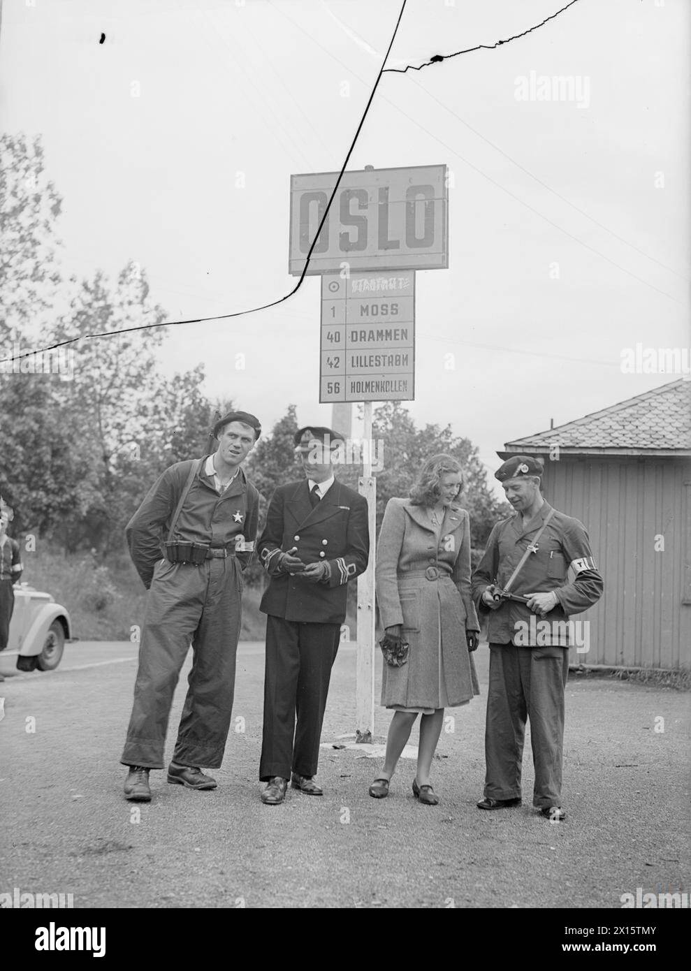 SAILOR ÉPOUSE LA FILLE QU'IL A LAISSÉE DERRIÈRE LUI. 28 JUIN 1945, OSLO, NORVÈGE. EN 1939, LORSQUE PATRICK DALZEL JOB ET SA MÈRE NAVIGUAIENT DANS LEUR BRIGANTINE DE 16 TONNES DANS LES FJORDS NORVÉGIENS PRÈS DE TROMSO, ILS RENCONTRÈRENT UNE FAMILLE NOMMÉE BANGSUND, ET À LA FILLE BJORG, ALORS ÂGÉE DE 13 ANS, LE JOB JOCULARLY PROPOSA, EN DISANT "JE SERAI DE RETOUR POUR T'ÉPOUSER". PUIS, EN 1945, ILS SE SONT RENCONTRÉS À OSLO, ET BJORG, ÂGÉ DE 19 ANS, ET JOB, UN LIEUTENANT COMMANDANT, RNVR, S'EST FIANCÉ ET S'EST MARIÉ LE 28 JUIN. - Le lieutenant CdR Patrick Dalzel Job, RNVR, et sa mariée norvégienne de 19 ans juste après leur mariage à Oslo, avec des amis du N. Banque D'Images