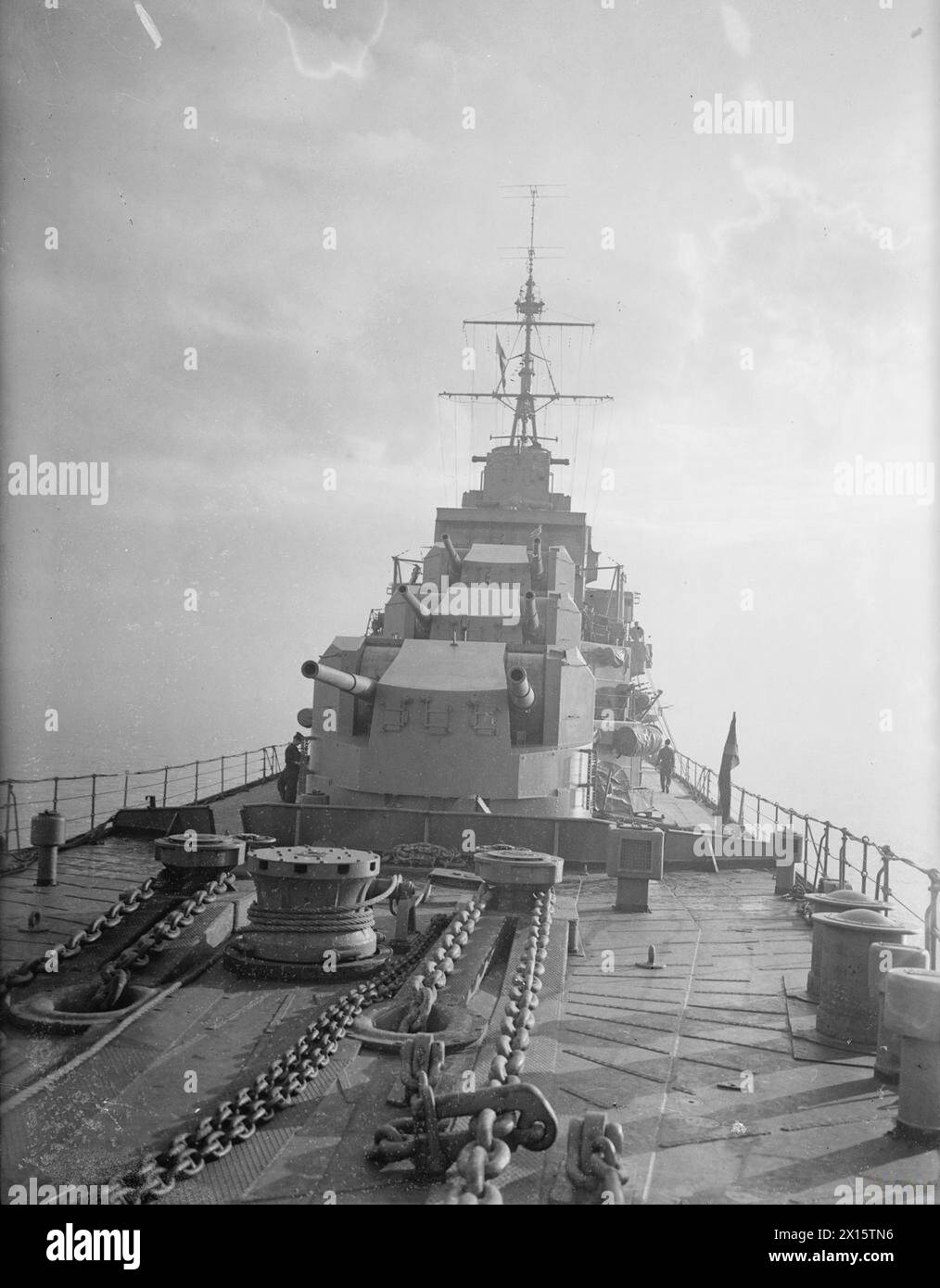 Le HMS Bonaventure, un croiseur léger de classe Dido, est montré en 1940 avec trois tourelles de canon de 5,25 pouces et le pont à bord. Banque D'Images