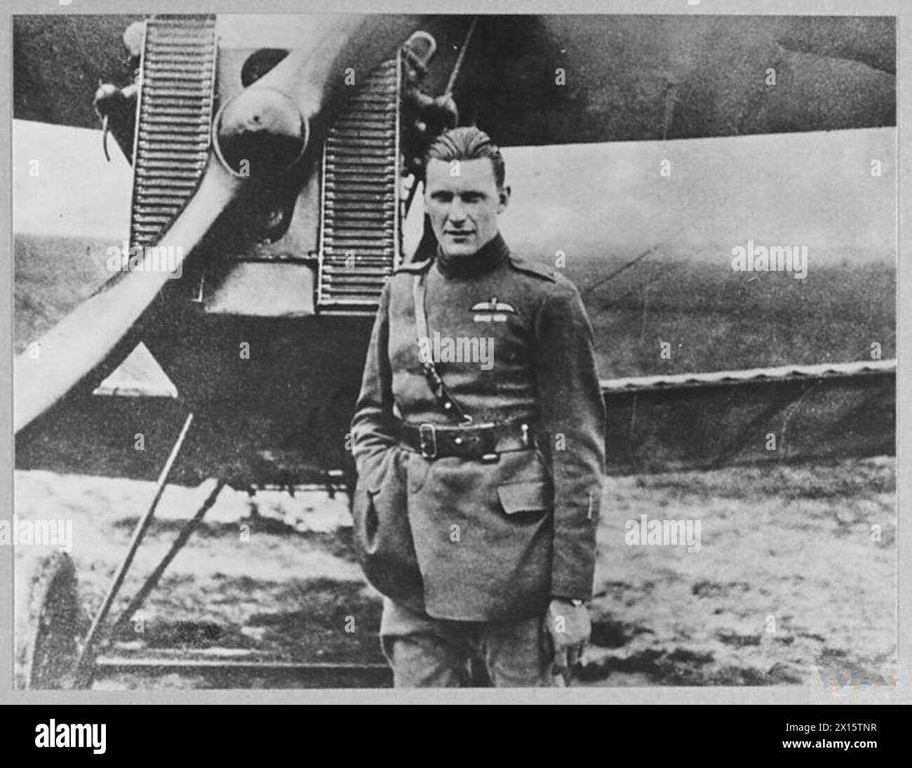 Le maréchal en chef de l'air Sir Sholto Douglas, C-in-C Coastal Command, est photographié à côté d'un appareil D.H.4 pendant la seconde Guerre mondiale alors qu'il détenait le grade de 2e lieutenant. Banque D'Images