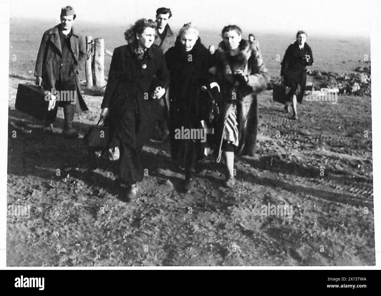 Des civils sont transportés à bord de véhicules amphibies Buffalo vers des camps civils pendant la traversée du Rhin, opération Plunder, menée par le 21e groupe d'armées britannique. Banque D'Images