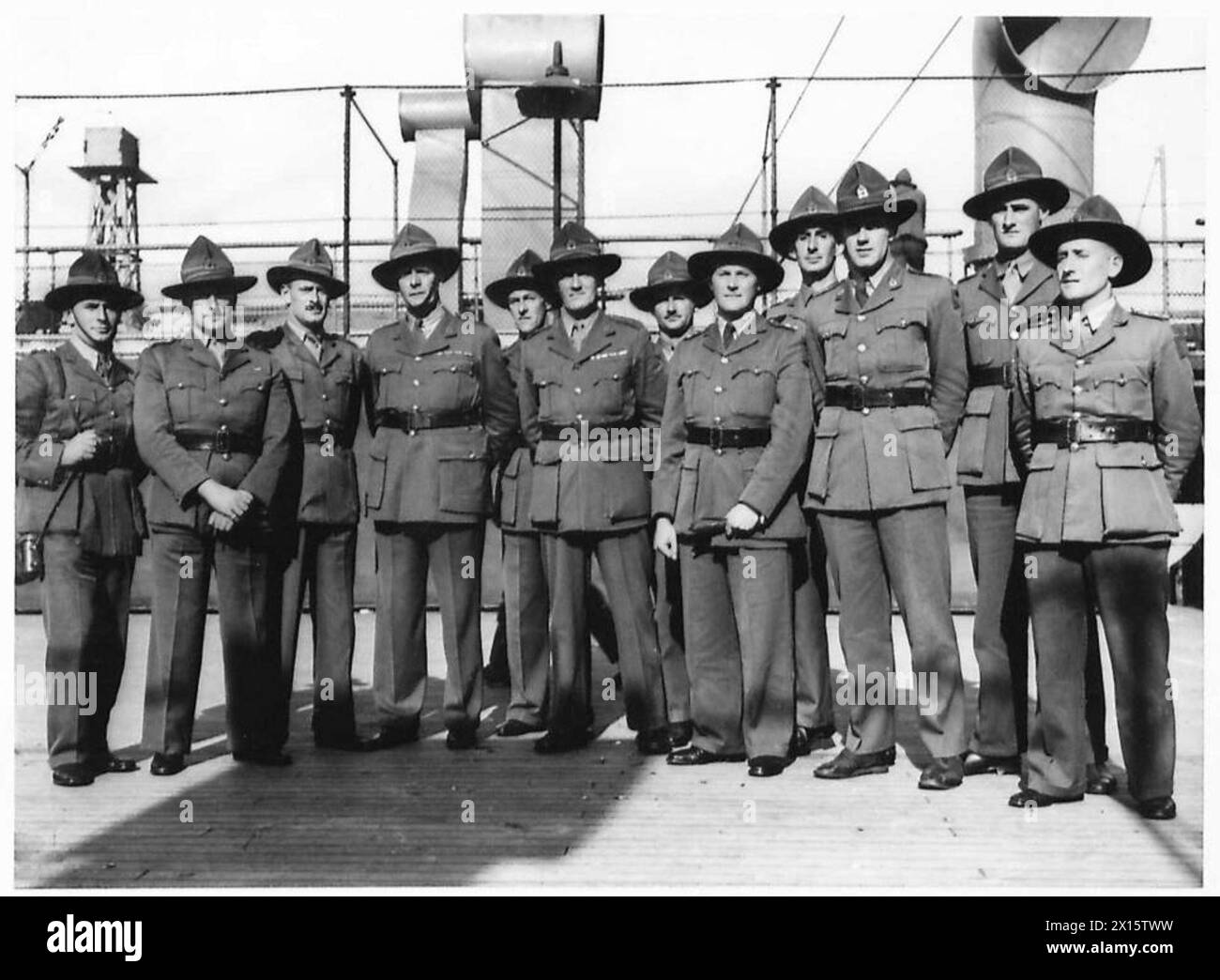 Des officiers de la 5e brigade du 2e corps expéditionnaire néo-zélandais posent pour une photographie de groupe, y compris les lieutenants, le caporal et le major R.R. McGregor. Banque D'Images