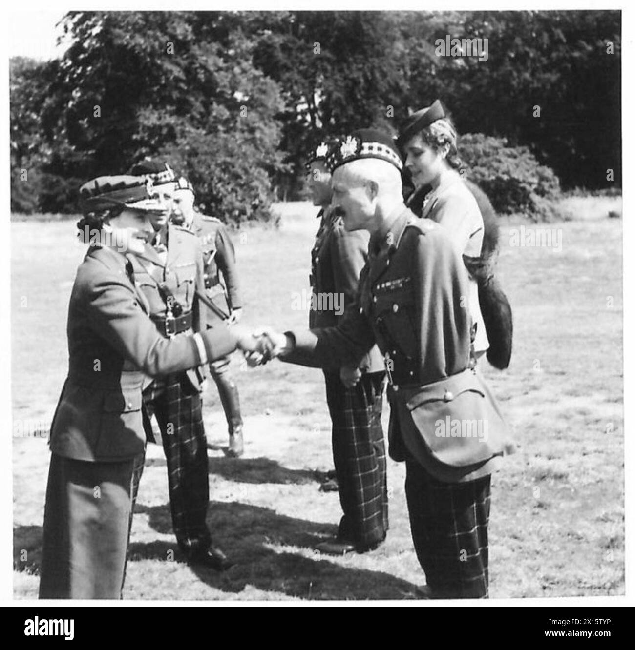 SAR LA DUCHESSE DE GLOUCESTER INSPECTE LES KING'S OWN SCOTTISH BORDERERS - la duchesse de Gloucester accueille des officiers du bataillon à son arrivée dans l'armée britannique Banque D'Images