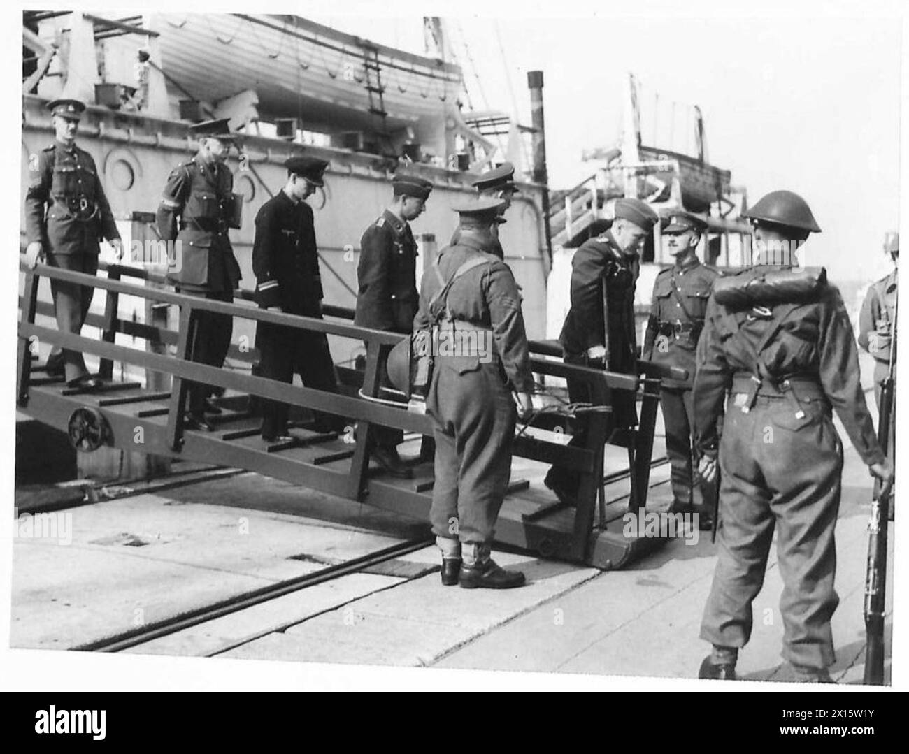 PRISONNIERS DE GUERRE ALLEMANDS À RAPATRIER - prisonniers de guerre allemands débarquant du navire-hôpital pour l'exercice British Army Banque D'Images
