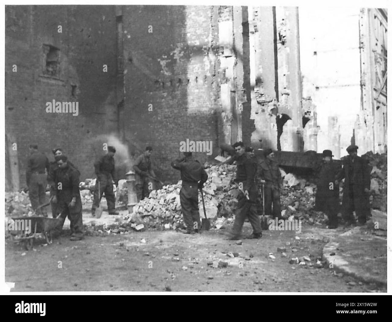 Des membres de l'AMPC et du Royal Engineers nettoient les débris dans les rues de Londres, y compris Fore Street et Newgate Street, après les dommages causés par la guerre, démontrant les opérations de récupération et la gestion des risques. Banque D'Images