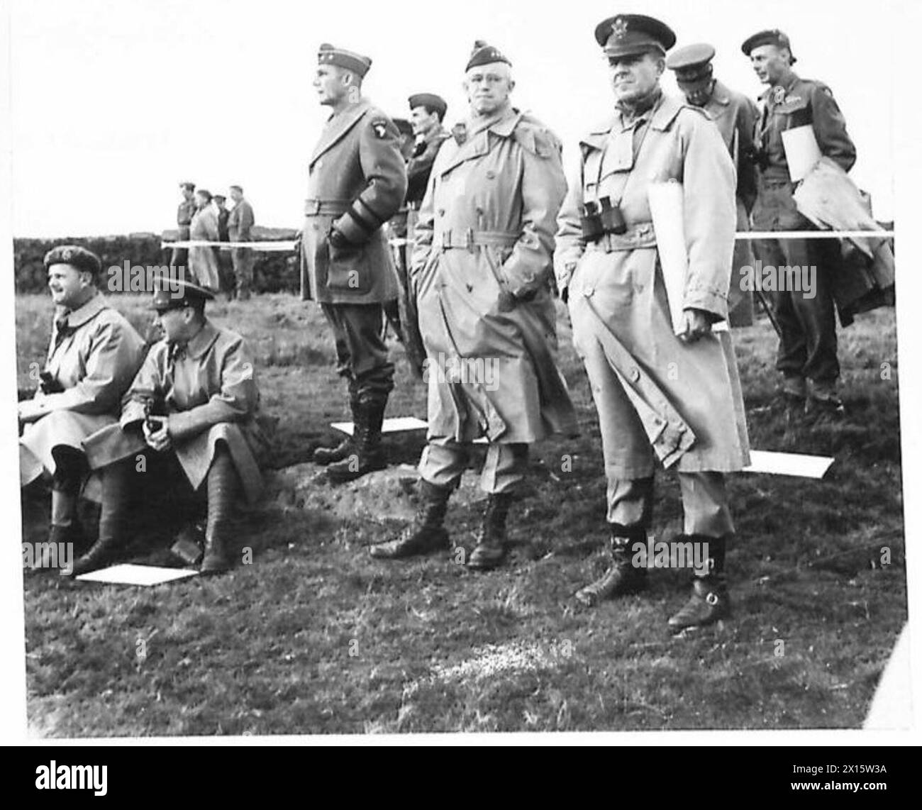 Les généraux de l'armée américaine et les commandants supérieurs de l'armée britannique assistent à un cours de formation à domicile, observant une bataille simulée pour étudier les tactiques et les procédures de commandement. Banque D'Images