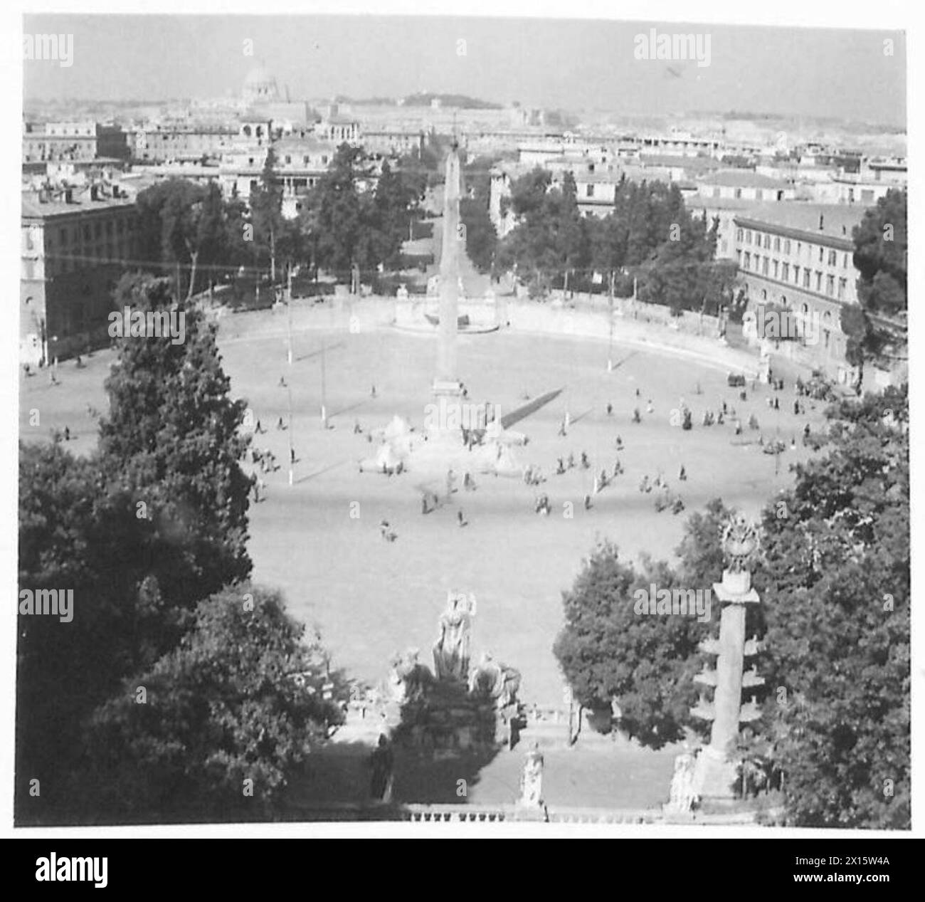 Vue depuis la Villa Umberto montrant l'église Pierre, la Plaza Popolo et la via Cola Di Rienzo pendant les opérations de l'armée britannique sur plusieurs théâtres européens, 1942-1946 Banque D'Images