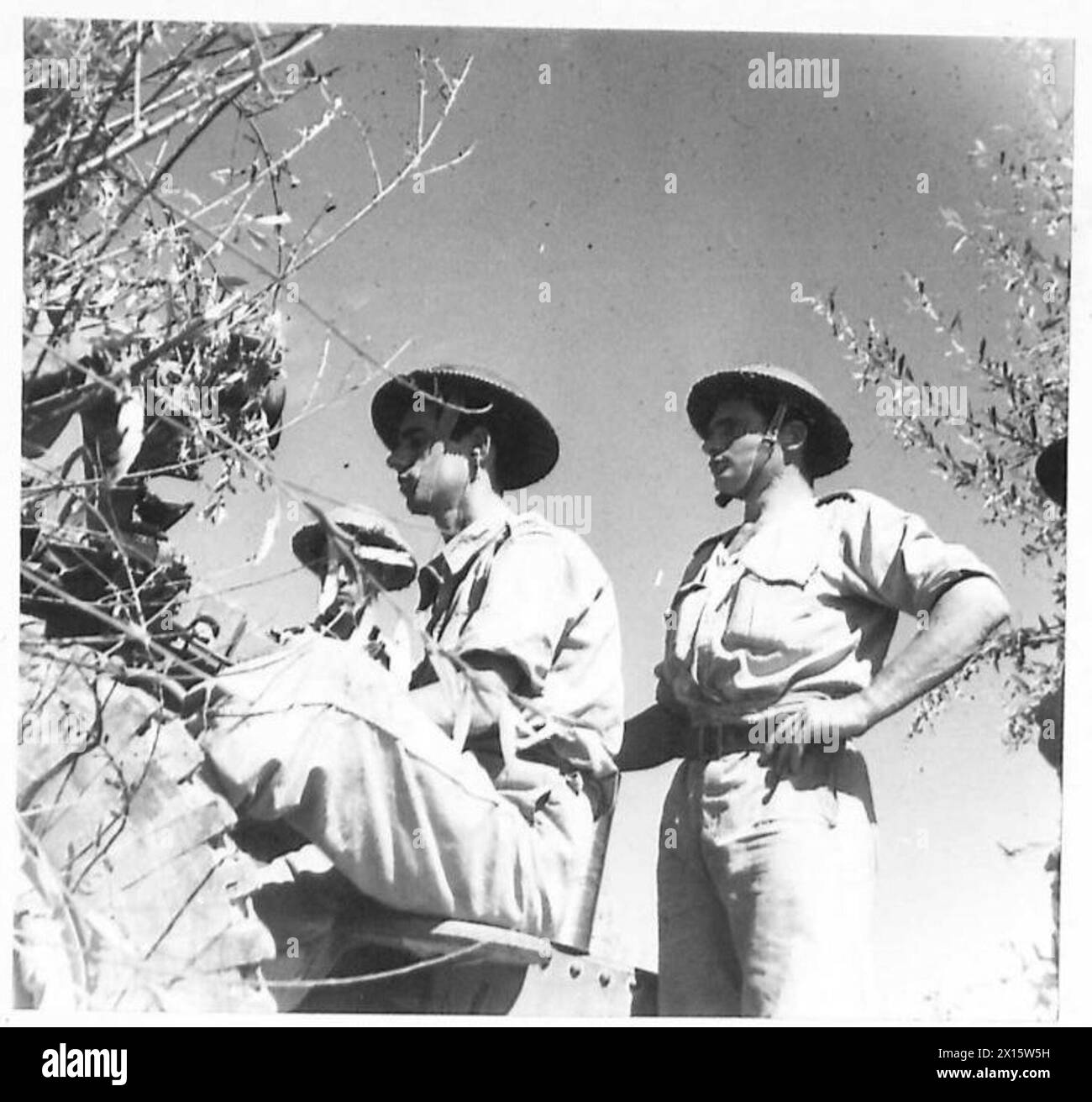 L'équipage vert d'un canon d'artillerie de 25 livres se prépare à tirer le premier coup lors des opérations de l'armée britannique en Italie. Banque D'Images