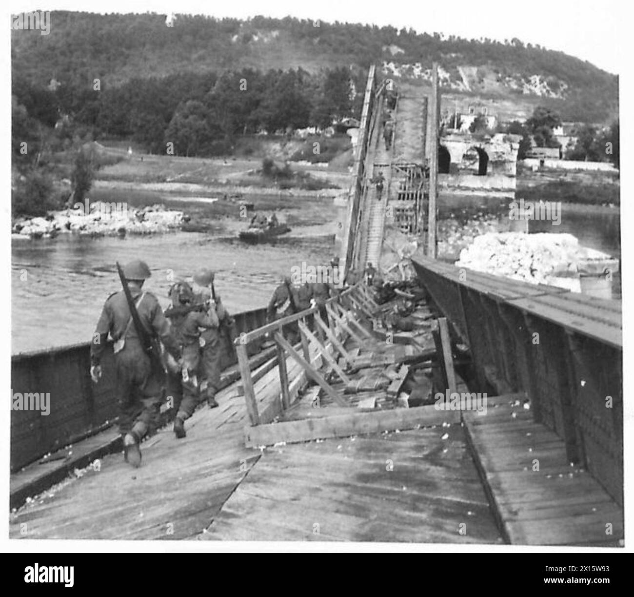 L'ARMÉE BRITANNIQUE EN EUROPE DU NORD-OUEST 1944-1946 - soldats traversant le pont bombardé sur la Seine à Vernon. Les Allemands ont rendu ce pont utilisable à pied après le bombardement de l'armée britannique, 21e groupe d'armées Banque D'Images