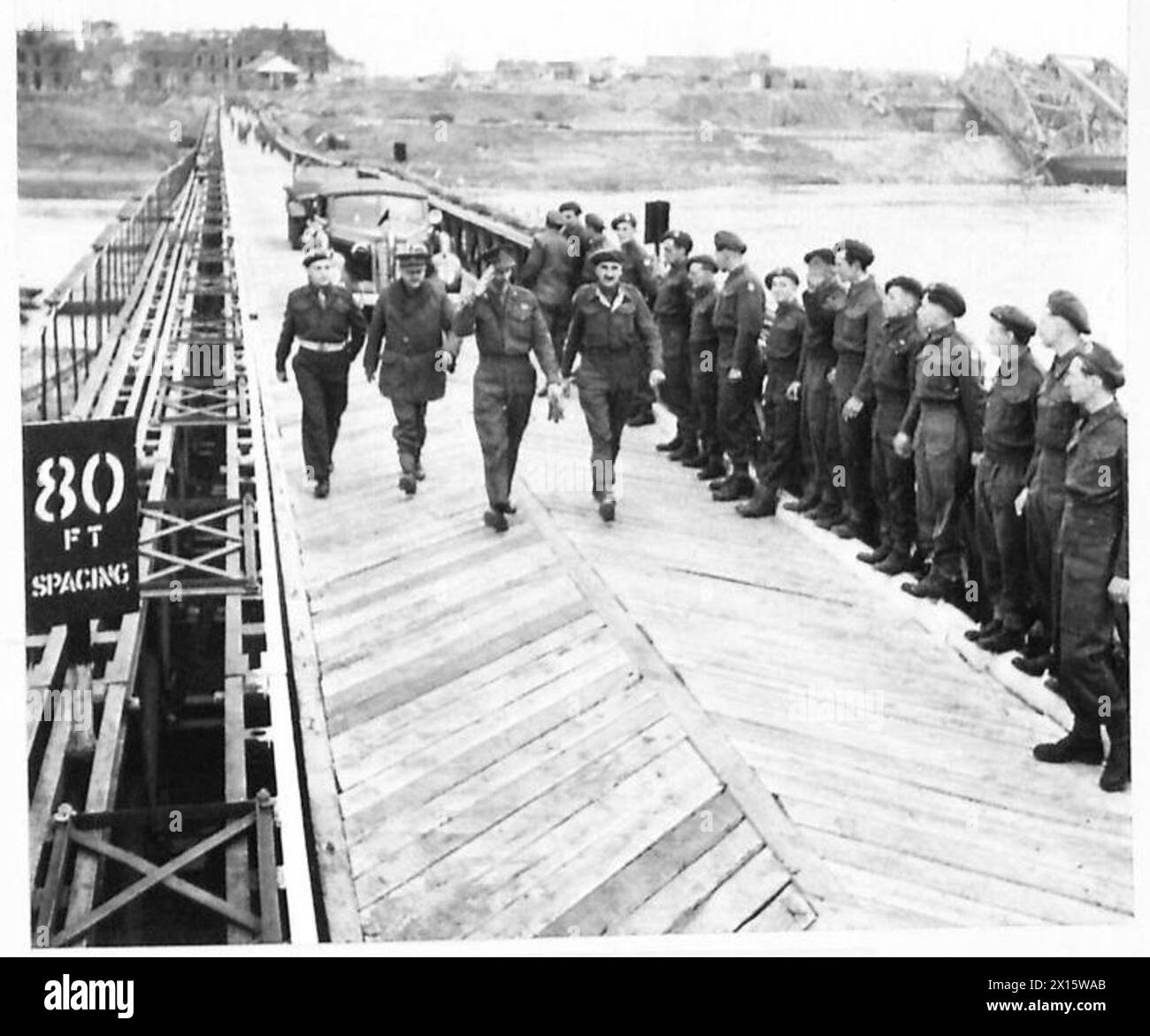 OUVERTURE OFFICIELLE DU PONT VENLO - après avoir traversé le pont, le GCA Sir Miles Dempsey revient en compagnie du brigadier H.H.C. Sugden, DSO OBE et du GCA T.I. Lloyd, DSO MC OBE, British Army, 21st Army Group Banque D'Images