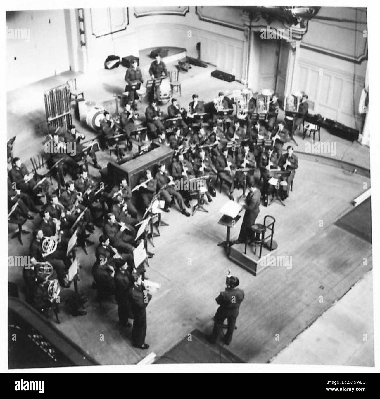 Le Royal Canadian Air Force Band joue de la danse et de la musique semi-classique à Hambourg lors d'une tournée du British Forces Network, répétant dans des salles de concert pour des émissions et des spectacles, y compris pour des civils allemands, sous la supervision de l'Armée britannique du Rhin. Banque D'Images
