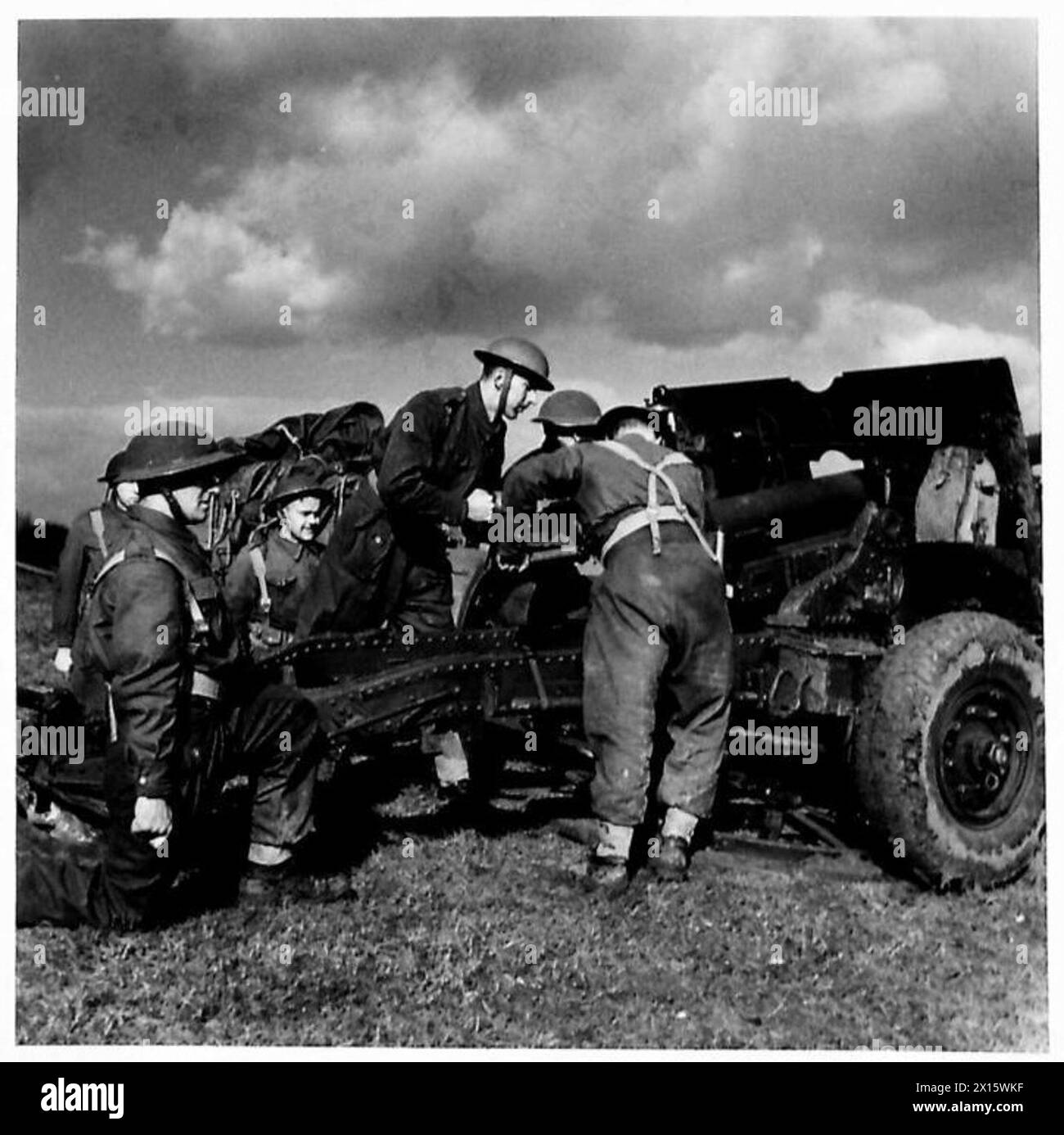 Un RÉGIMENT DE CAMPAGNE, L'ARTILLERIE ROYALE, SUR LES CHAÎNES - le canon de 25 livres chargé par l'armée britannique Banque D'Images