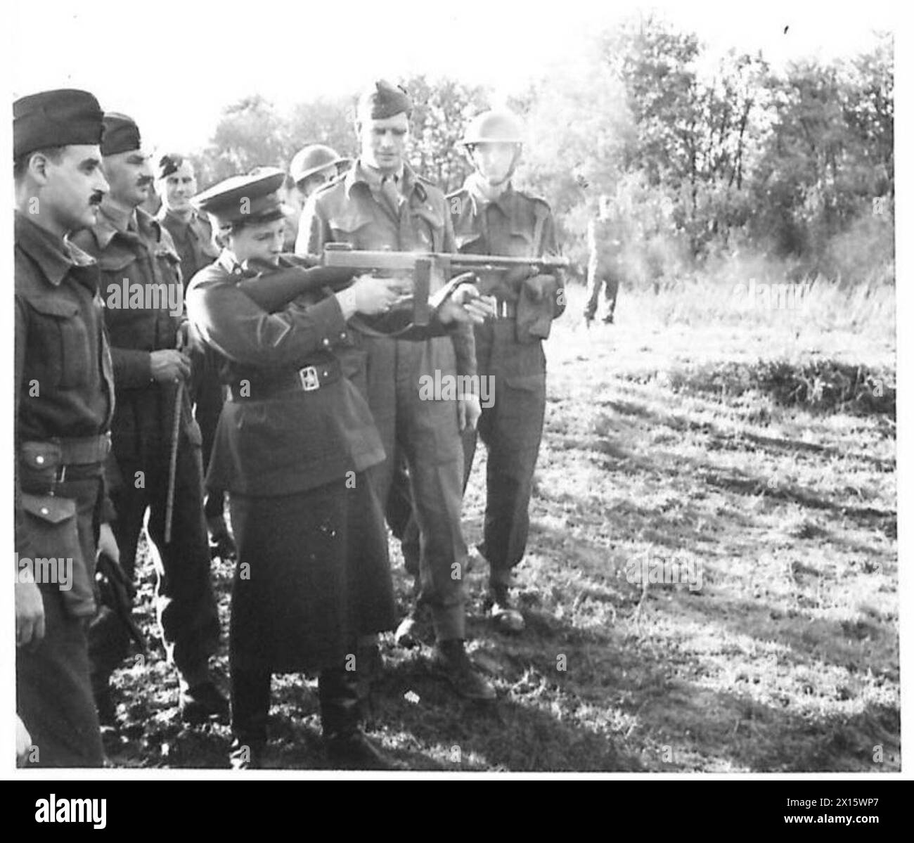 Le lieutenant Lyudmila Pavlichenko, en visite en tant que déléguée russe, tire quelques coups de feu avec un pistolet Tommy lors de sa visite dans les régions de Canterbury et de Douvres. Banque D'Images