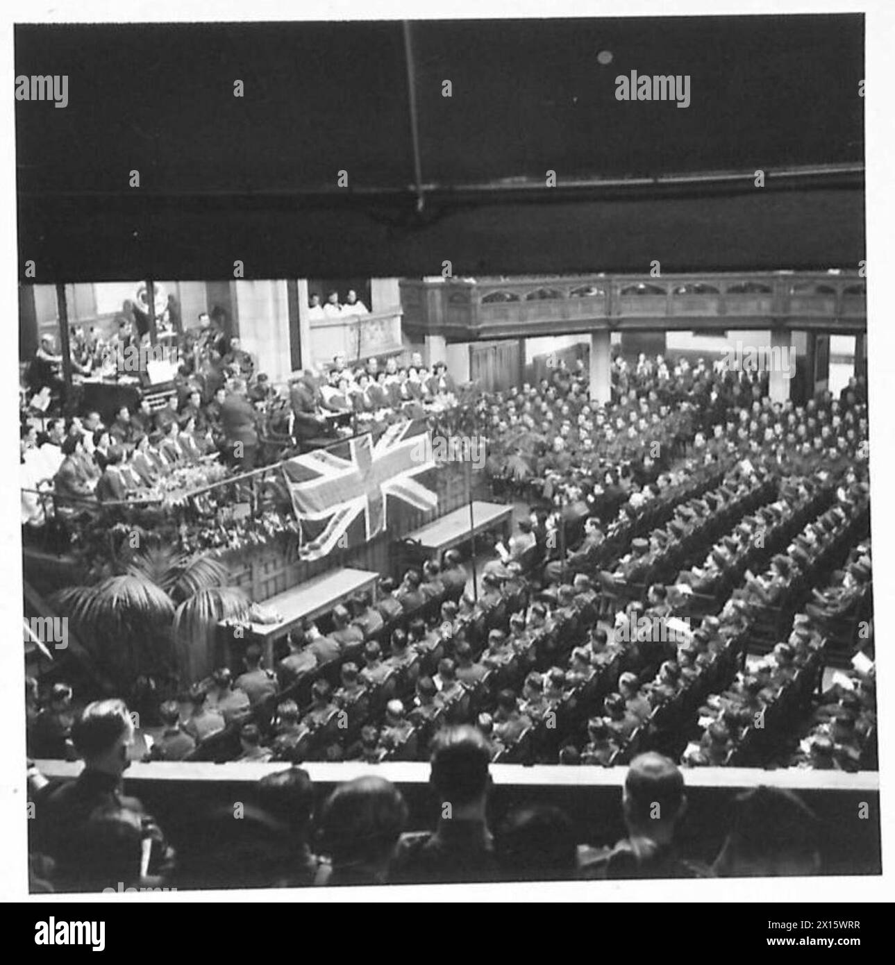 Une parade d'église a eu lieu dans la région de Belfast avec l'aumônier principal le révérend L.F.H. Hamel-Smith dirigeant le service religieux dans les bâtiments de l'Assemblée pour le personnel de l'armée britannique. Banque D'Images