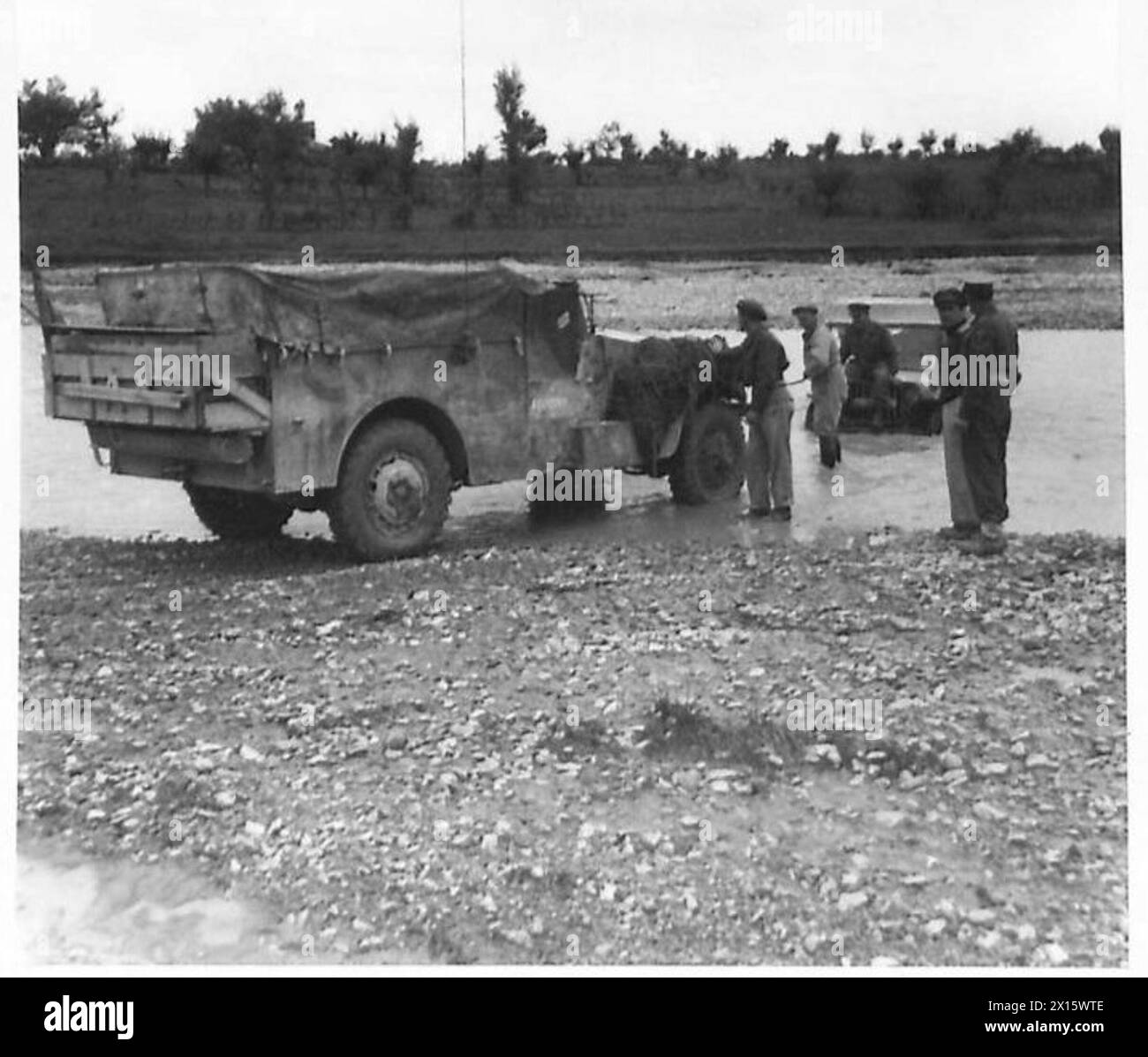 HUITIÈME ARMÉE : DIVERS - Une voiture de scout vient à la rescousse d'une jeep qui s'est enlisée en traversant une rivière enflée dans le secteur Adriatique de l'armée britannique Banque D'Images