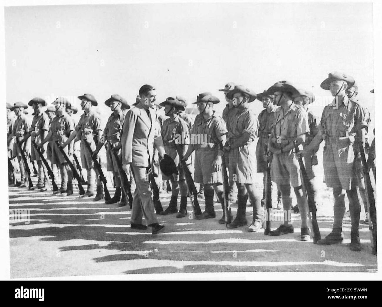 M. Eden inspecte une unité militaire australienne lors de sa visite en Égypte. Banque D'Images