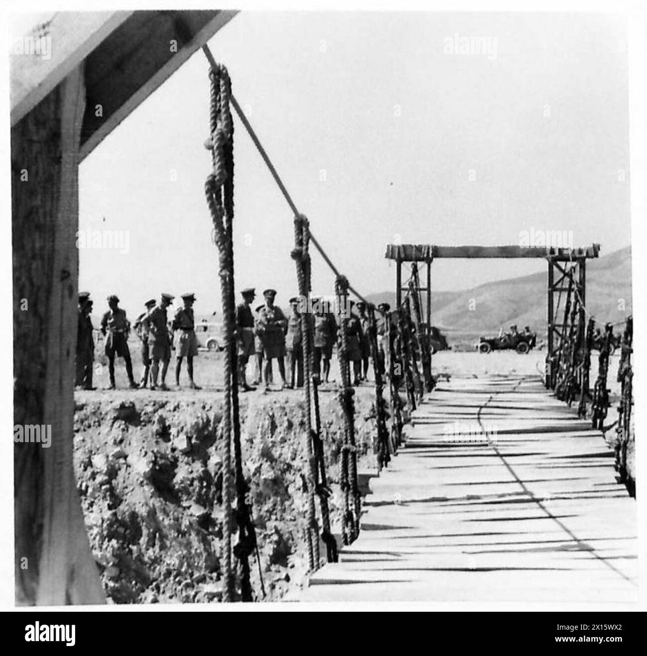 LE MARÉCHAL ALEXANDER VISITE LA GRÈCE - le maréchal Alexander Seen inspectant un pont construit par les ingénieurs grecs de l'armée britannique Banque D'Images