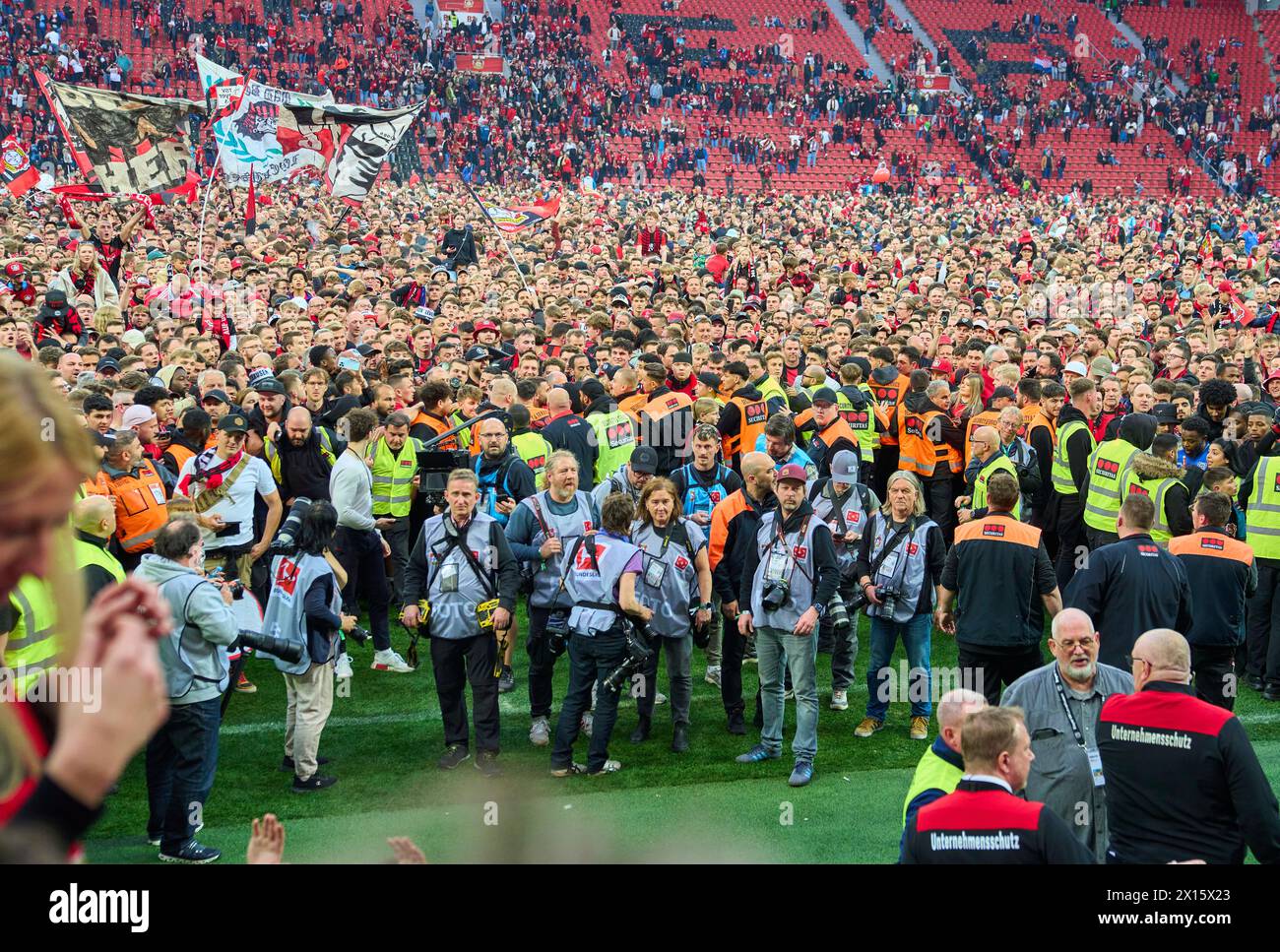 Les fans entrent sur le terrain après le match BAYER 04 LEVERKUSEN - SV WERDER BREMEN 5-0 le 14 avril 2024 à Leverkusen, Allemagne. Saison 2023/2024, 1.Bundesliga,, Journée 29, 29.Spieltag photographe : ddp images / STAR-images - LA RÉGLEMENTATION DFL INTERDIT TOUTE UTILISATION DE PHOTOGRAPHIES comme SÉQUENCES D'IMAGES et/ou QUASI-VIDÉO - Banque D'Images