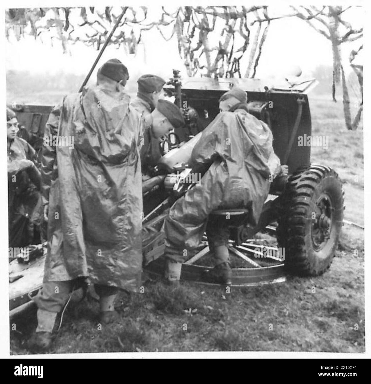 Un canon d'artillerie de 25 livres est tiré lors d'un exercice simulé de bataille par la 101st Field Battery, 33rd Field Regiment, Royal Artillery près de Wool, Dorset, British Army. Banque D'Images