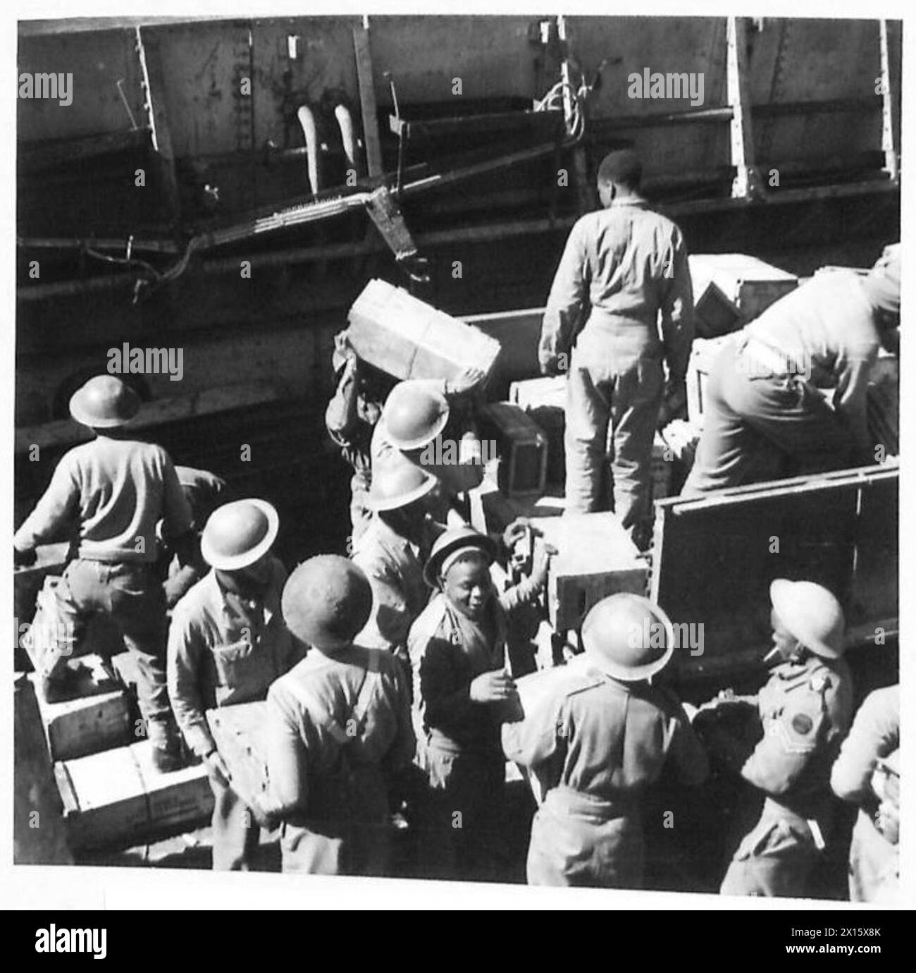 CINQUIÈME ARMÉE : ANZIO BRIDGEHEAD.SOUTH AFRICAN COLOUR TROOPS AT ANZIO - Swazi troupes déchargeant des munitions d'une autre embarcation de débarquement, British Army Banque D'Images