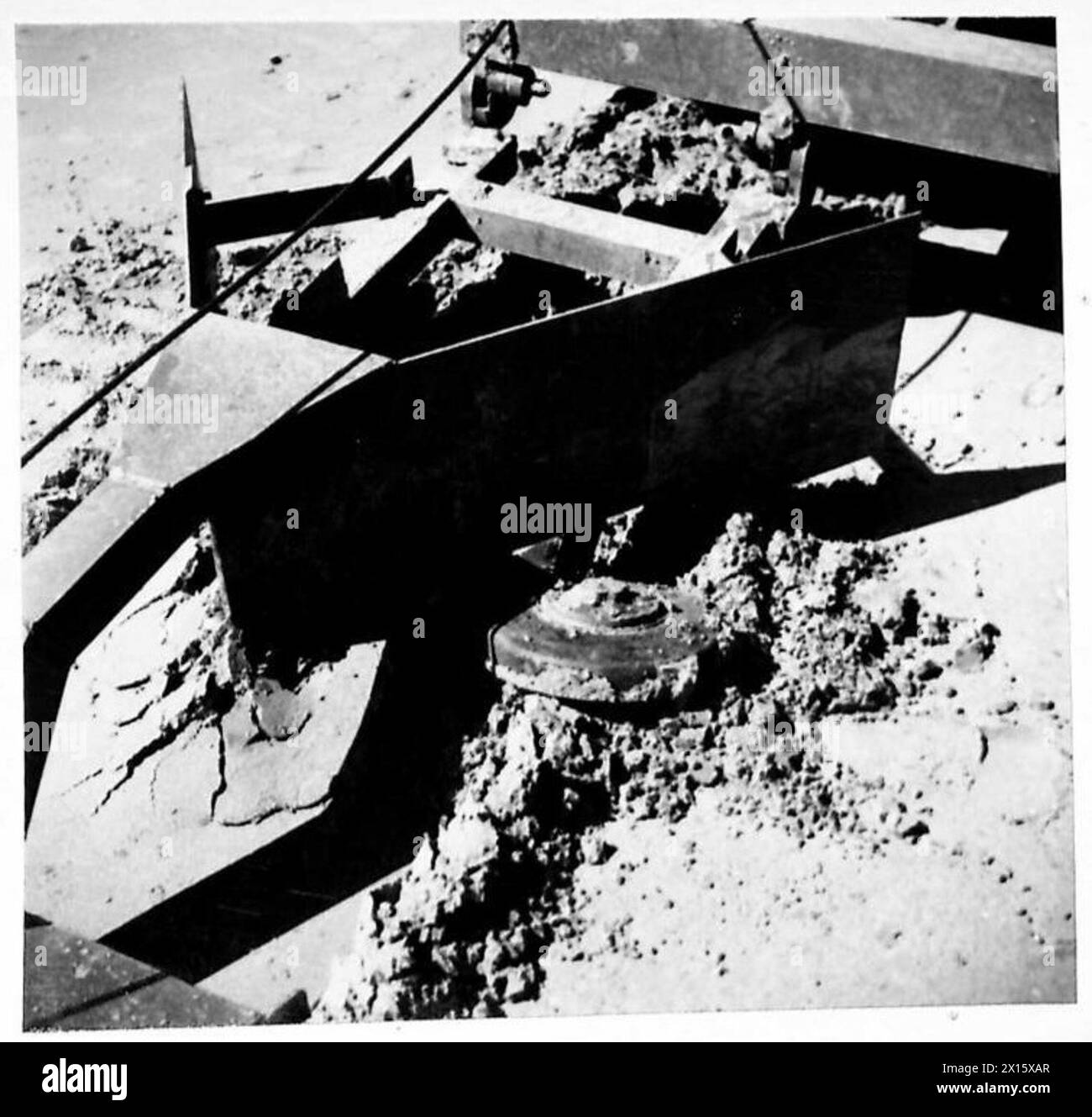 Une charrue est utilisée par la 79e Division blindée pour faire exploser une mine de 6 pouces de profondeur dans le cadre d'une mission spéciale. Banque D'Images