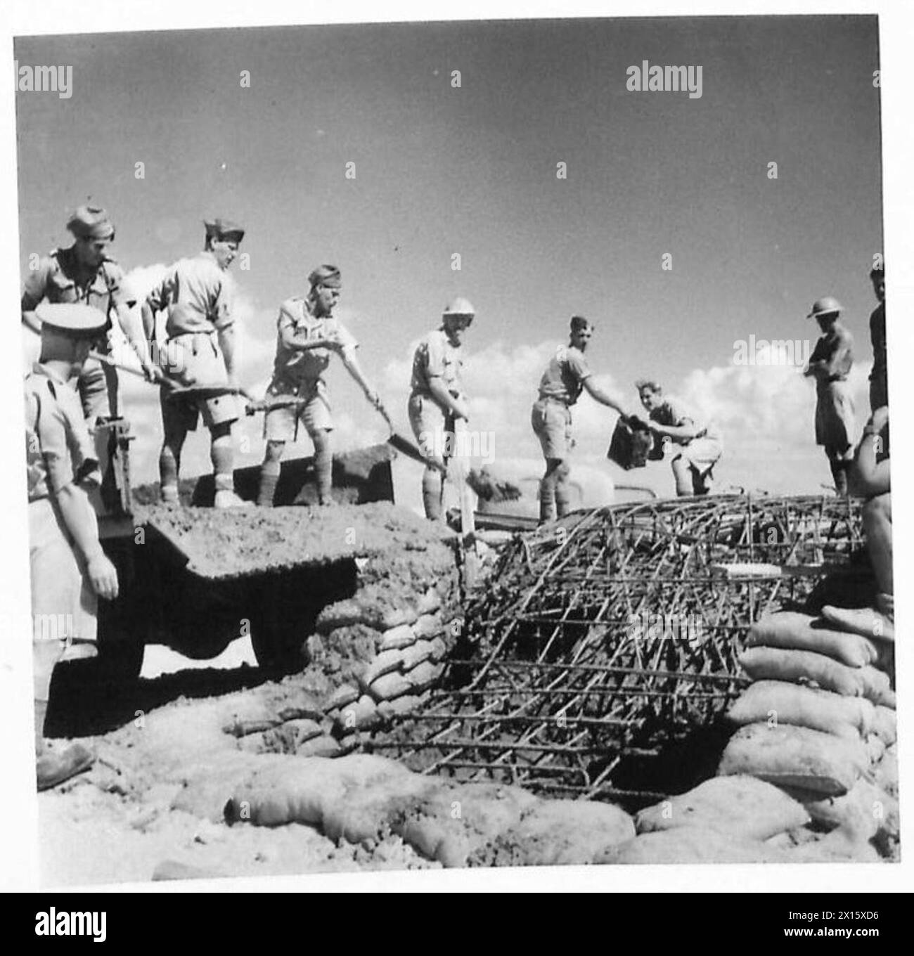 Une casemate en béton armé est en construction dans le désert occidental, documentée par un photographe officiel de l'armée britannique. Banque D'Images