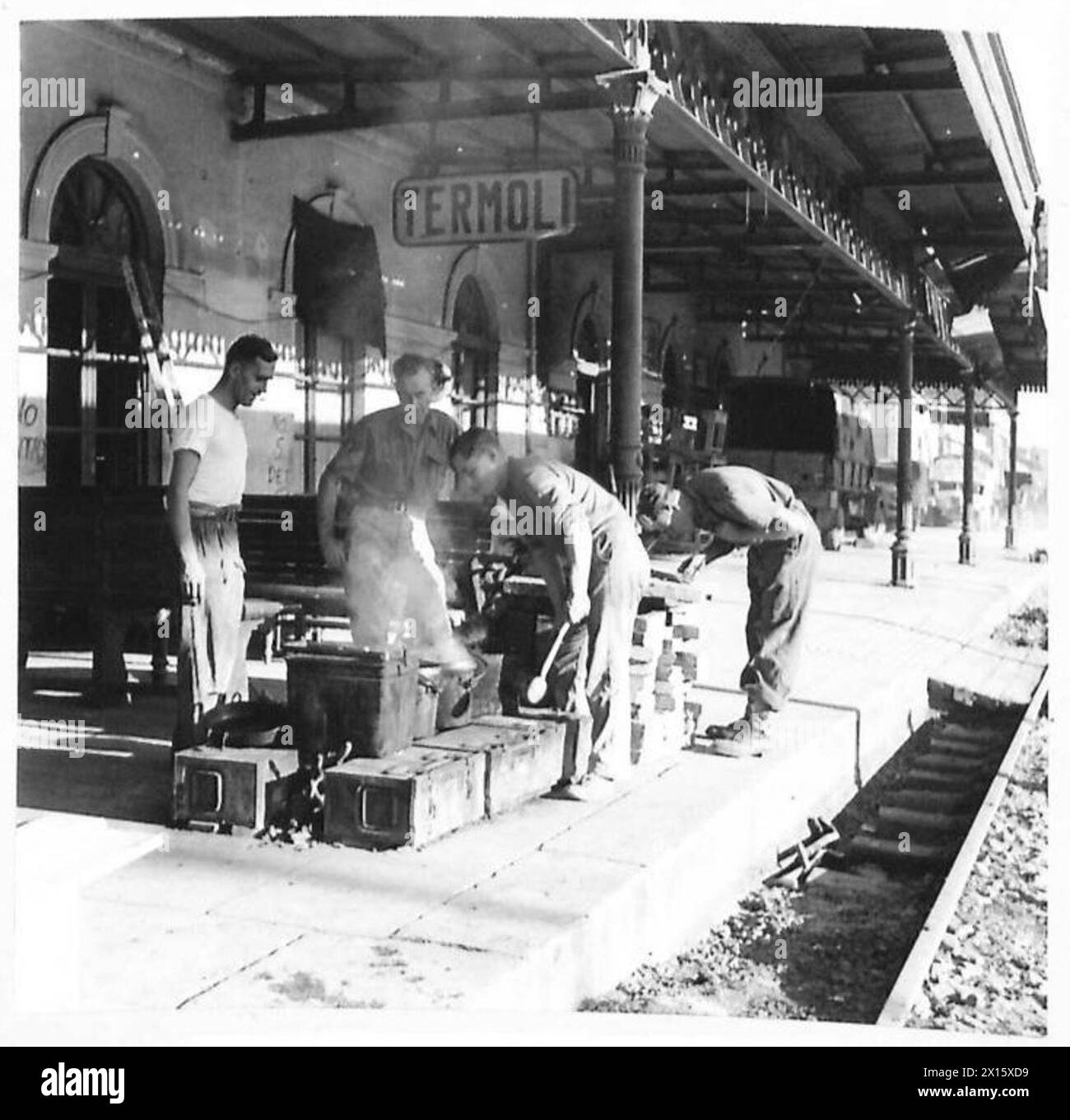 La plate-forme de la gare de Termoli en Italie est convertie en une cuisine temporaire pour soutenir les troupes de la 8e armée, documentée par l'armée britannique. Banque D'Images