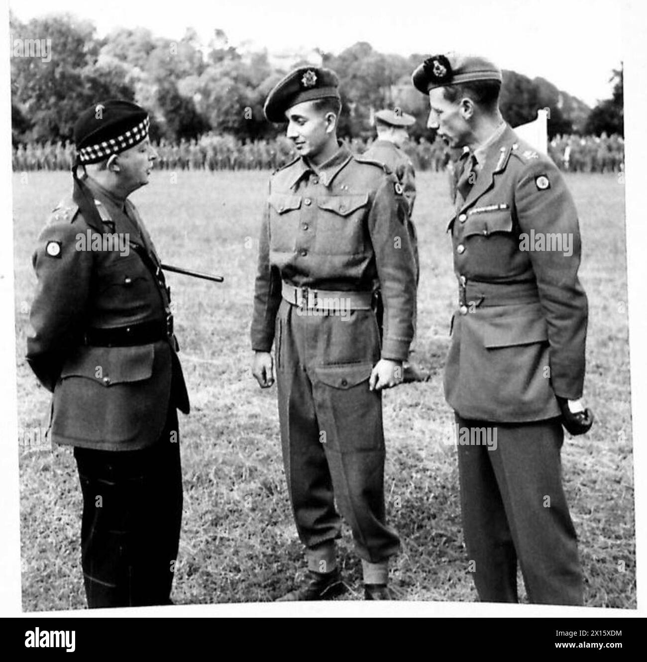 S.A.R. la Princesse Royale visite les Royal Scots, inspectant le personnel, y compris le brigadier H.D.K. Money et le major-général D.C. Bullen-Smith pendant les opérations de l'armée britannique. Banque D'Images