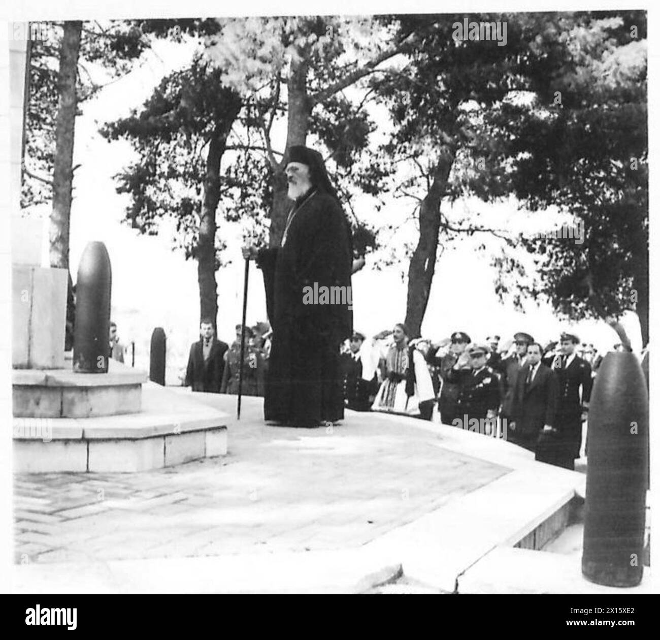 Le régent grec visite Salonique, debout au Monument du soldat inconnu pendant que l'hymne national est joué, observé par le personnel de l'armée britannique. Banque D'Images