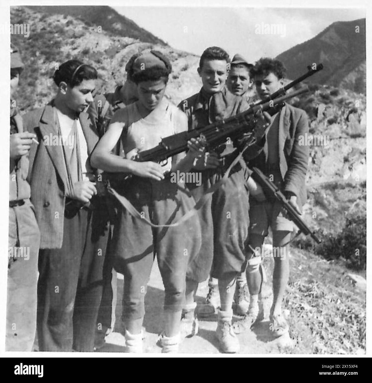Les membres de la bande de l'armée britannique en Afrique du Nord, en Sicile, en Italie, dans les Balkans et en Autriche 1942-1946 reçoivent de nouveaux canons Bren et Tommy. Banque D'Images