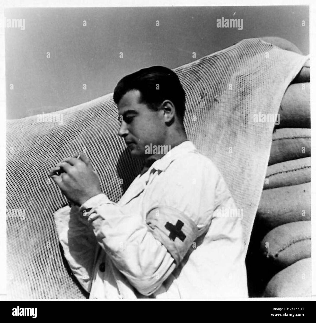 L/CPL. Borakas, une unité palestinienne ordonnée médicale de Tchécoslovaquie, sert dans le désert occidental et parle huit langues. Banque D'Images